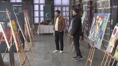 Diyarbakır’da bağımlılıkla mücadele edenlerin duygularını yansıttığı resimler sergilendi