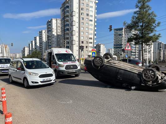 Diyarbakır’da devrilen otomobildeki 6 kişi yaralandı