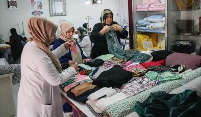 Diyarbakırlı kadınlar Hatay’a bayramlık giysi dikiyor