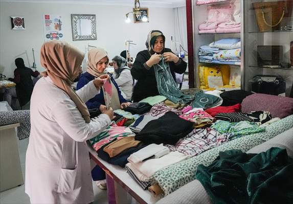 Diyarbakırlı kadınlar Hatay’a bayramlık giysi dikiyor