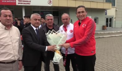 Dünya üçüncüsü Elif Güneri Karabük’te coşkuyla karşılandı