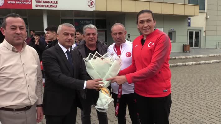 Dünya üçüncüsü Elif Güneri Karabük’te coşkuyla karşılandı