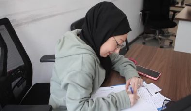 Engelini aşıp iki üniversite bitiren anne, çalışma azmiyle örnek oldu