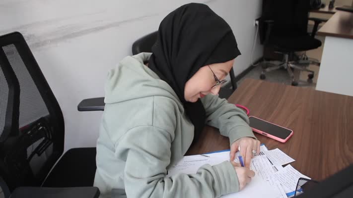 Engelini aşıp iki üniversite bitiren anne, çalışma azmiyle örnek oldu