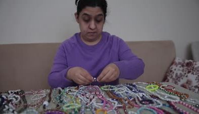 Engelli kadın boncuktan yaptığı takılarla el becerisi kazanıyor