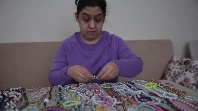 Engelli kadın boncuktan yaptığı takılarla el becerisi kazanıyor