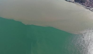 Eriyen kar suları Karadeniz’in rengini değiştirdi