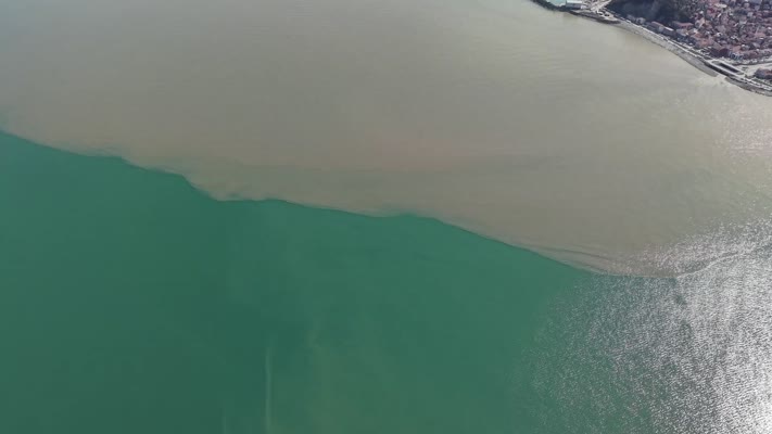 Eriyen kar suları Karadeniz’in rengini değiştirdi