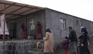 Erken yaşta evliliklere karşı bilgilendirmek için kapı kapı geziyorlar