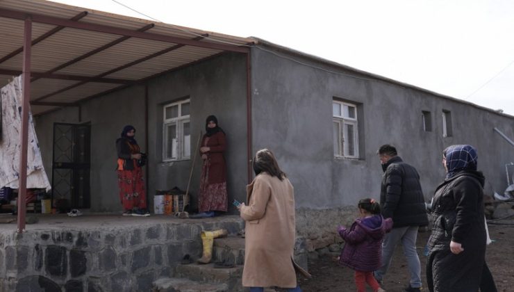 Erken yaşta evliliklere karşı bilgilendirmek için kapı kapı geziyorlar