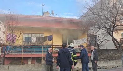 Evde çıkan yangında dumandan etkilenen yaşlı çift tedaviye alındı