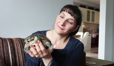 Evinde kaplumbağa, papağan ve iki kedi besliyor
