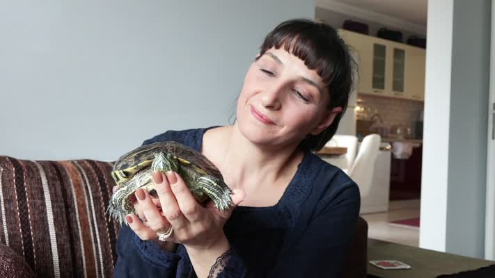 Evinde kaplumbağa, papağan ve iki kedi besliyor