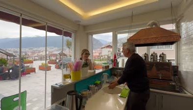 Gelin geldiği mahalledeki muhtarlık görevini 3 dönemdir sürdürüyor