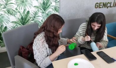 Gençler atık şişelerden kuş yemliği yaptı
