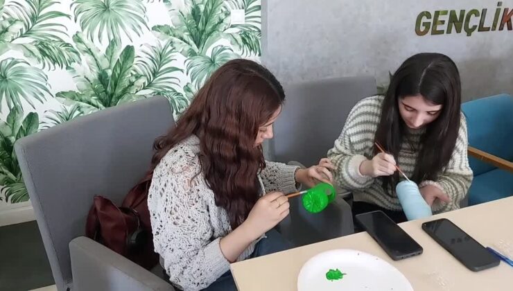 Gençler atık şişelerden kuş yemliği yaptı