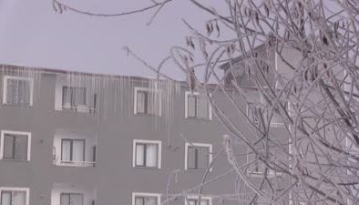 Göle’de dondurucu gece: Yollar buz tuttu, ağaçlar kırağıyla kaplandı