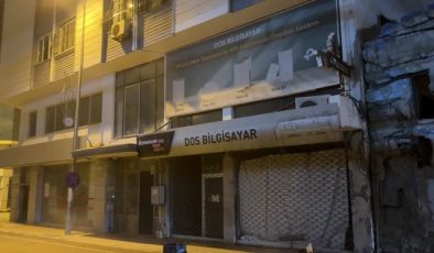 Hasarlı binanın bodrum katında çıkan yangın park halindeki araca zarar verdi