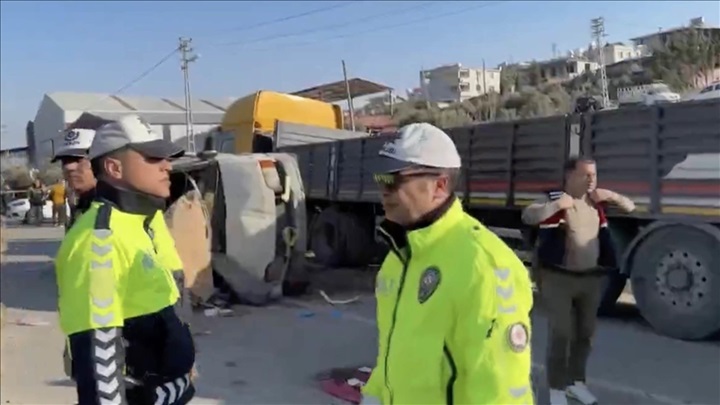 Hatay’da işçi servisinin tıra çarptı 6 kişi hayatını kaybetti