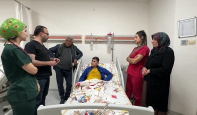 Hataylı genç, kalın bağırsağını taşıyan kolostomi torbasından ameliyatla kurtuldu