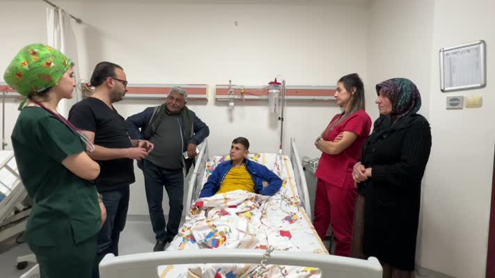 Hataylı genç, kalın bağırsağını taşıyan kolostomi torbasından ameliyatla kurtuldu