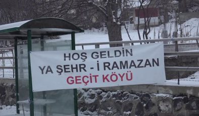 Hayırsever köylüler, yoldan geçenlere oruçlarını açtırıyor