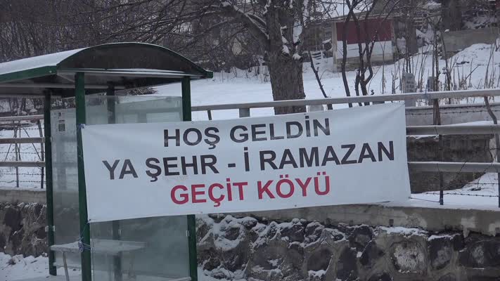 Hayırsever köylüler, yoldan geçenlere oruçlarını açtırıyor