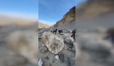 Kars’ta heyelan ulaşımı durdurdu