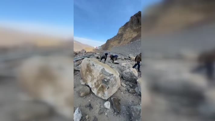 Kars’ta heyelan ulaşımı durdurdu