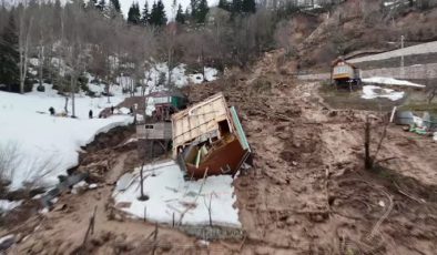 Artvin’de heyelan felaketi: Evler ve tarım arazileri zarar gördü