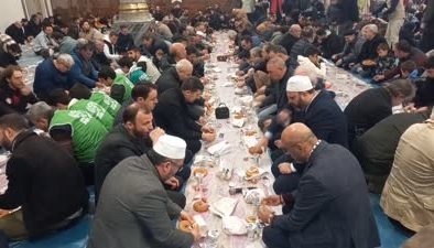 Hurma, su, ayran ve simitle Ümmet İftarı programı düzenlendi