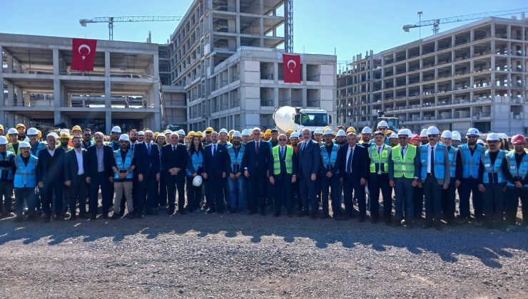 Sağlık Bakanı Memişoğlu, Diyarbakır Şehir Hastanesi İnşaatında İncelemelerde Bulundu