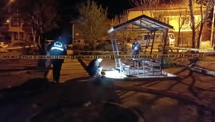İki grup arasında çıkan bıçaklı kavgada 1 kişi öldü, 3 kişi yaralandı