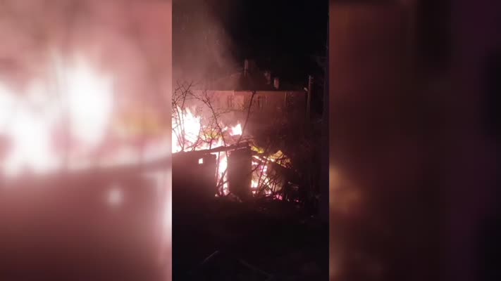 İki katlı ahşap ev yandı, iki büyükbaş hayvan öldü