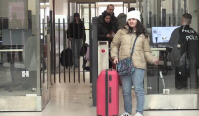 İranlı turistler Van’da çiçeklerle karşılandı