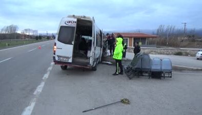 İşçi servisi istinat duvarına çarptı, yaralılar var