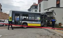 İstinat duvarını aşarak site bahçesine düşen halk otobüsünün şoförü yaralandı