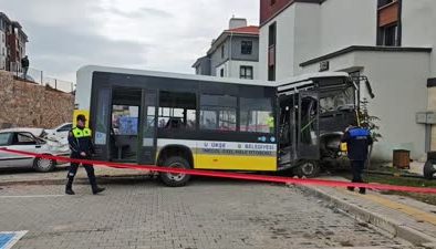 İstinat duvarını aşarak site bahçesine düşen halk otobüsünün şoförü yaralandı