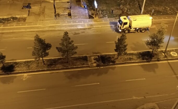 Kayapınar Belediyesi Bayram öncesi cadde ve sokakları temizledi