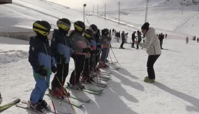 Kadın antrenör, Hakkari’de geleceğin kayakçılarını yetiştiriyor