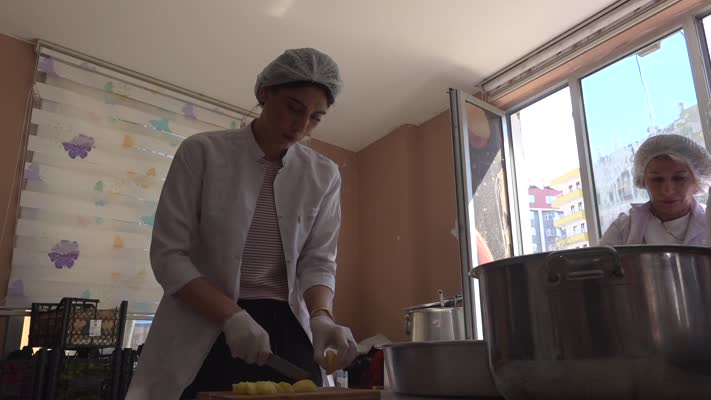 Diyarbakırlı kadınlar iftar sofralarını büyütüyor