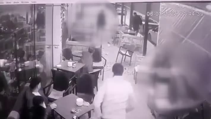 Kahvehaneye düzenlenen silahlı saldırının kamera görüntüleri ortaya çıktı