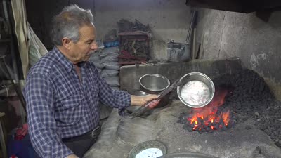 Kalaycı Yusuf usta mesleğini vefat eden ortağının oğluna öğretiyor