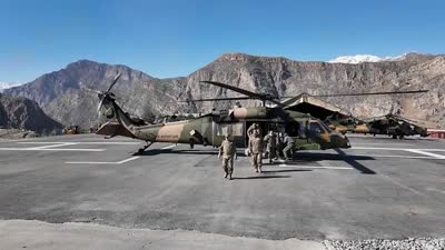 Kara Kuvvetleri Komutanı Orgeneral Bayraktaroğlu, Hakkari’de incelemelerde bulundu