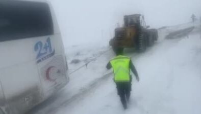 Yolcu otobüsü kara saplandı, ekipler müdahale etti