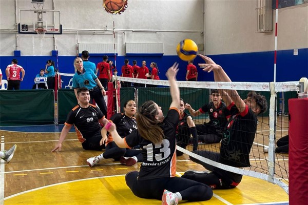 Karaman ekipleri voleybolda Türkiye ikinciliği kazandı