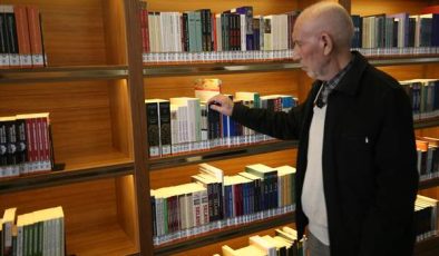 Kitap kurdu emekli öğretmen 71 yıldır okuma tutkusunu sürdürüyor