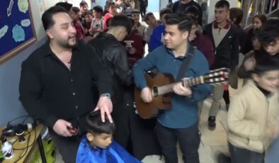 Konservatuvar öğrencisi berber, müzikle bayram tıraşı yapıyor