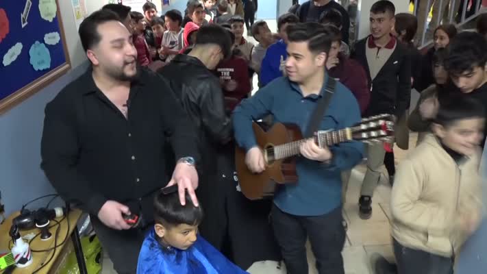 Konservatuvar öğrencisi berber, müzikle bayram tıraşı yapıyor