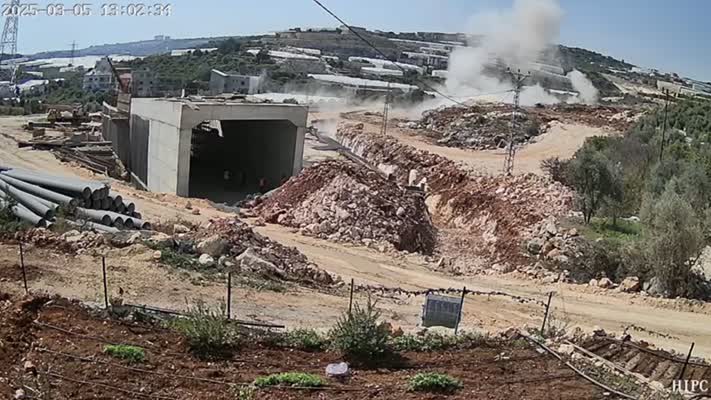 Kontrollü patlatma sırasında fırlayan kaya parçaları eve isabet etti